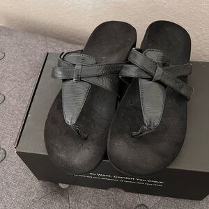 VIONIC Karley Black Thong Sandals Size 8